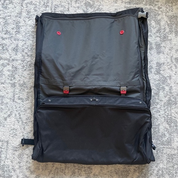 TUMI T-TECH Black Tri-Fold Carry On Garment Bag / Suitcase. - Picture 6 of 8